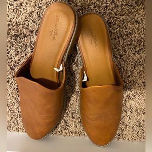 Universal Thread Chestnut flats